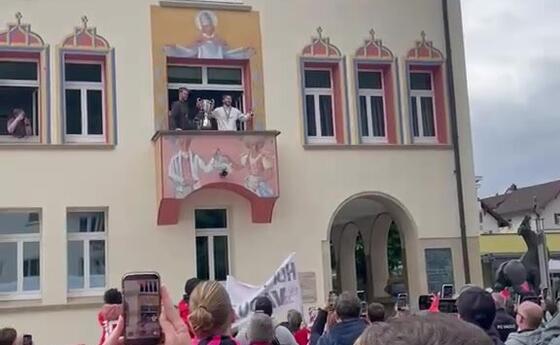 Meisterfeier beim Rathaus Vaduz