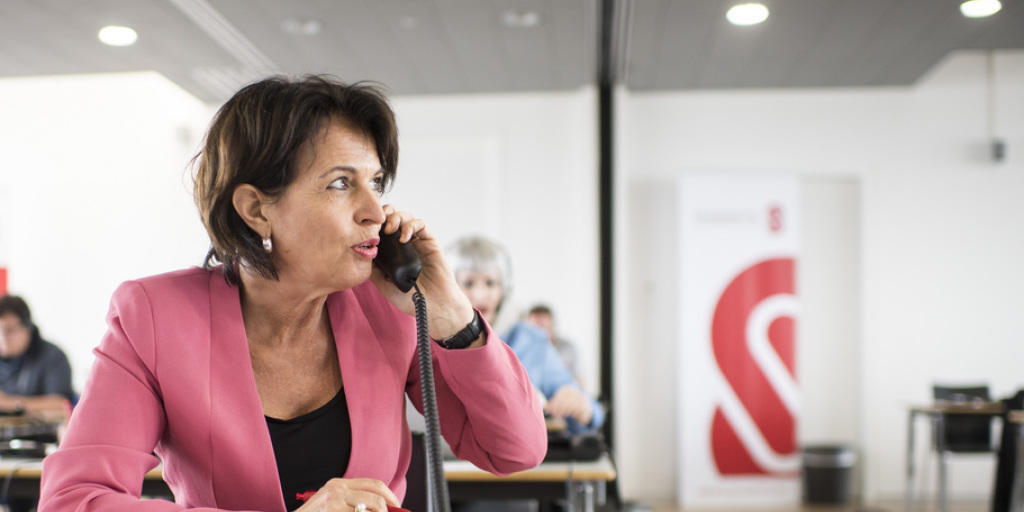 "Glückschette, Leuthard, guete Tag": Bundespräsidentin Doris Leuthard nimmt in der Sammelzentrale der Glückskette Spendenzusagen entgegen. "Glückschette, Leuthard, guete Tag": Bundespräsidentin Doris Leuthard nimmt in der Sammelzentrale der Glückskette Spendenzusagen entgegen.