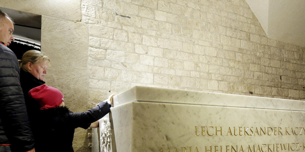 Letzte Ruhe im Steingrab: Polens Präsidentenpaar Lech und Maria Kaczynski nach Exhumierung erneut bestattet. Letzte Ruhe im Steingrab: Polens Präsidentenpaar Lech und Maria Kaczynski nach Exhumierung erneut bestattet.