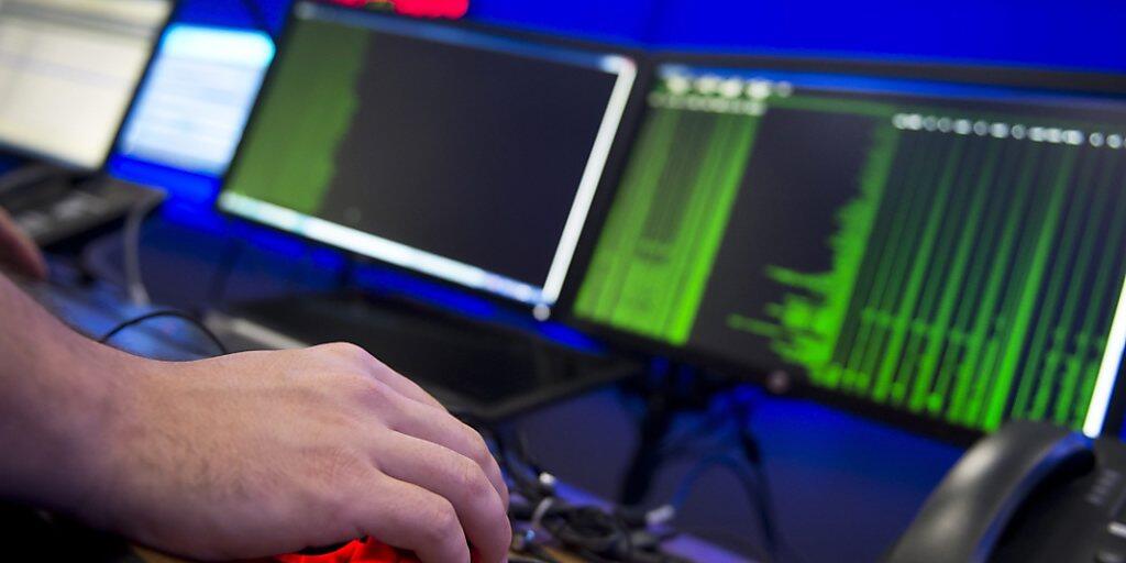 Die Kantone wollen den Einsatz gegen Cyber- und Pädokriminalität besser koordinieren und die Ressourcen in diesem Bereich bündeln. (Archivbild)
