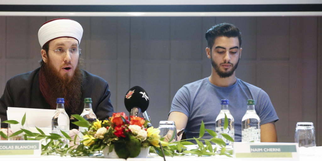 Müssen sich wegen des Verdachts auf Terrorismus-Propaganda vor Gericht verantworten: IZRS-Präsident Nicolas Blancho (links) und Naim Cherni, der Macher der umstrittenen Filmaufnahmen. (Archiv)
