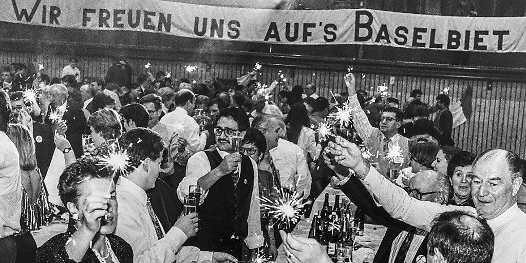 Per 1. Januar 1994 wechselt der Bezirk Laufen von Bern zum Kanton Basel-Landschaft. Die Anschlussbefürworter feiern diesen Schritt in der Neujahrsnacht im Gymnasium Laufen. (Archivbild)