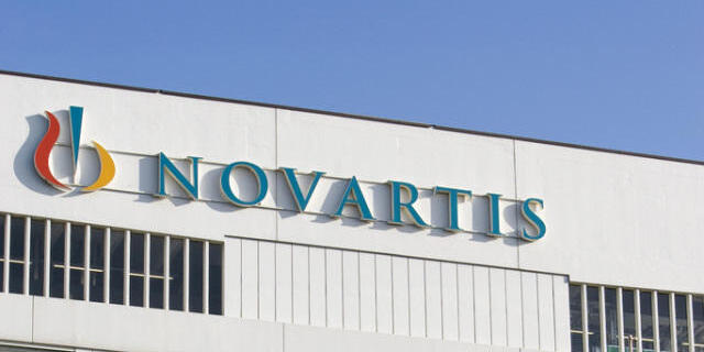 Novartis-Logo an einer Fabrik in der Schweiz (Archiv)