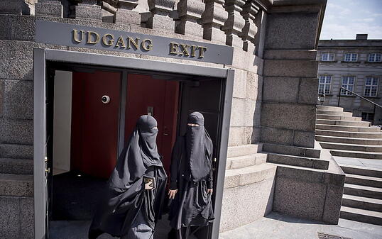 Zwei Nikab-tragende Frauen verlassen das dänische Parlament, nachdem dieses das Verbot der Vollverschleierung beschlossen hat. (Archiv)
