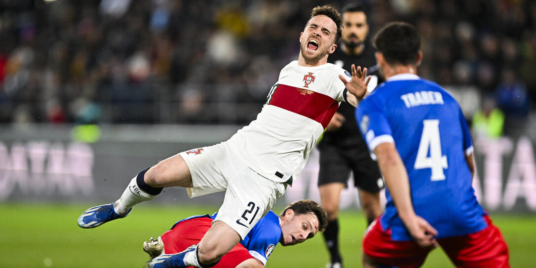 Simon Lüchinger (unten) im Zweikampf mit Diogo Jota (weiss) am 16. November 2023 im Rahmen der Qualifikation zur Europameisterschaft 2024 in Vaduz.