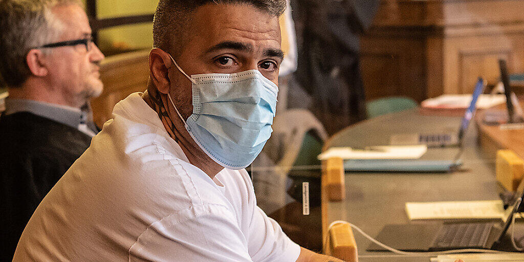 Anis Mohamed Youssef Ferchichi, bekannt als Rapper Bushido, sitzt zu Beginn eines Prozesses gegen den Chef einer bekannten arabischstämmigen Großfamilie in einem Gerichtssaal des Landgerichts Berlin. Foto: Paul Zinken/dpa-Zentralbild/Pool/dpa