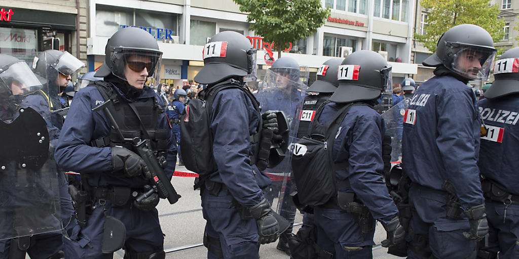 Die Polizei umstellt eine unbewilligte antifaschistische Demonstration auf dem Bubenbergplatz in Bern mit einem Grossaufgebot.
