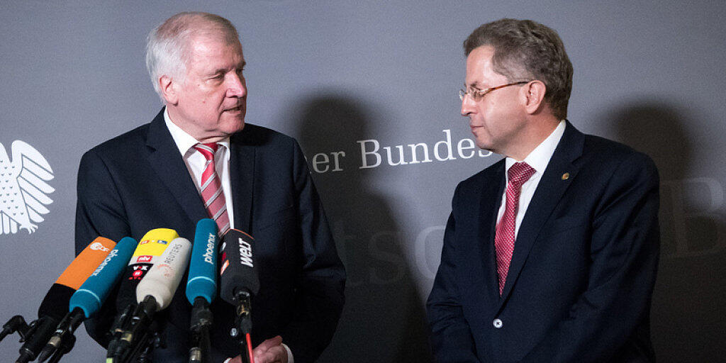 Horst Seehofer (l.) äussert sich nach der Sondersitzung des Innenausschusses im Deutschen Bundestag in Anwesenheit von Hans-Georg Maassen.