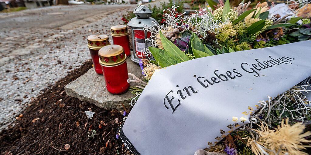 "Ein liebes Gedenken" steht auf dem Gebinde vom Trauerkranz auf einem Friedhof. Die Zahl der gemeldeten Todesfälle in Zusammenhang mit dem Coronavirus hat in Deutschland einen neuen Höchststand erreicht. Foto: Armin Weigel/dpa
