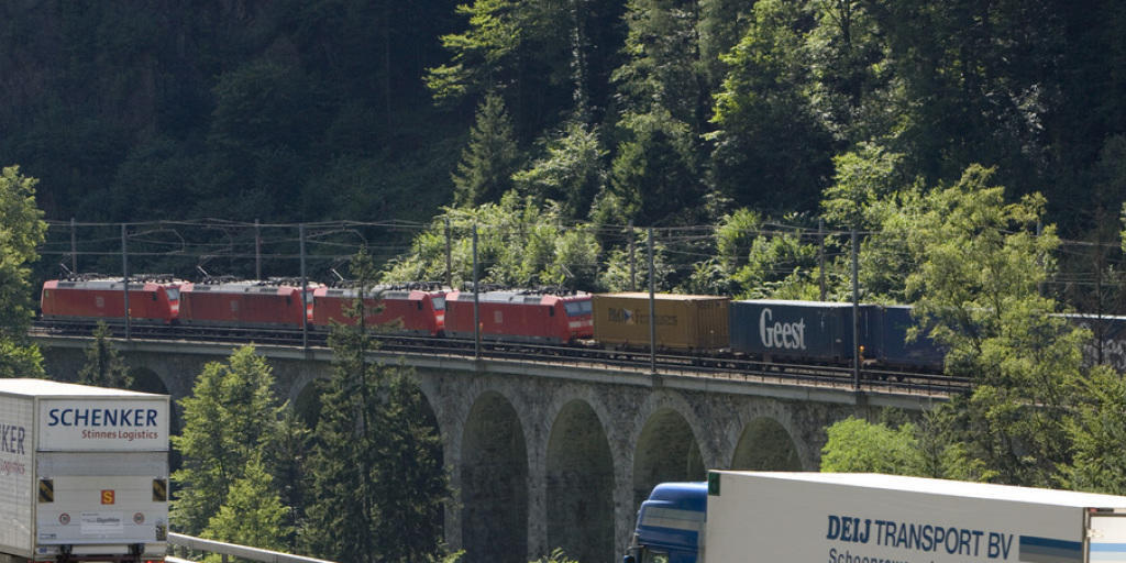 Ein Güterzug ist auf der Gotthardstrecke bei Gurtnellen unterwegs - auf der parallel verlaufenden Autobahn fahren Lastwagen in Richtung Süden (Archivbild).