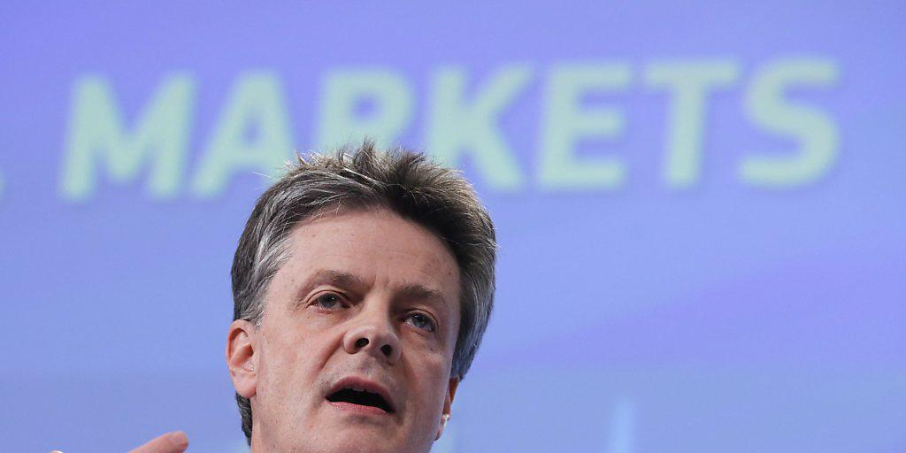 Europas Banken sollen von 2017 an in einen gemeinsamen Topf zum Schutz von Sparguthaben einzahlen. EU-Kommissar Jonathan Hill (Archiv) will dazu am Dienstag eine Gesetzesentwurf vorlegen. Gegen die Pläne gibt es Widerstände aus Deutschland. Europas Banken sollen von 2017 an in einen gemeinsamen Topf zum Schutz von Sparguthaben einzahlen. EU-Kommissar Jonathan Hill (Archiv) will dazu am Dienstag eine Gesetzesentwurf vorlegen. Gegen die Pläne gibt es Widerstände aus Deutschland.