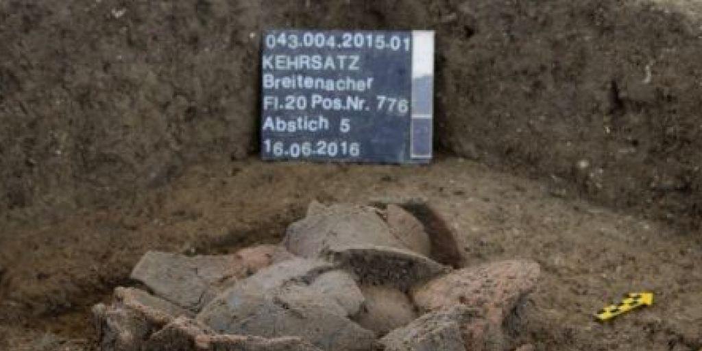 Ein mit Fingereindrücken und Buckeln verziertes Gefäss vor der Bergung.