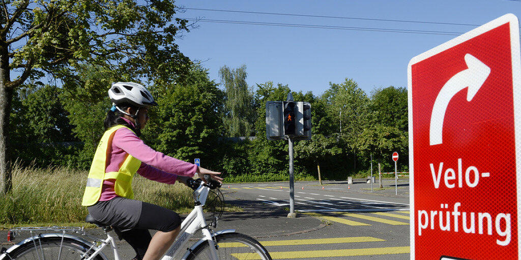 Ein Kind beim Absolvieren der Veloprüfung 2014 in Zürich.