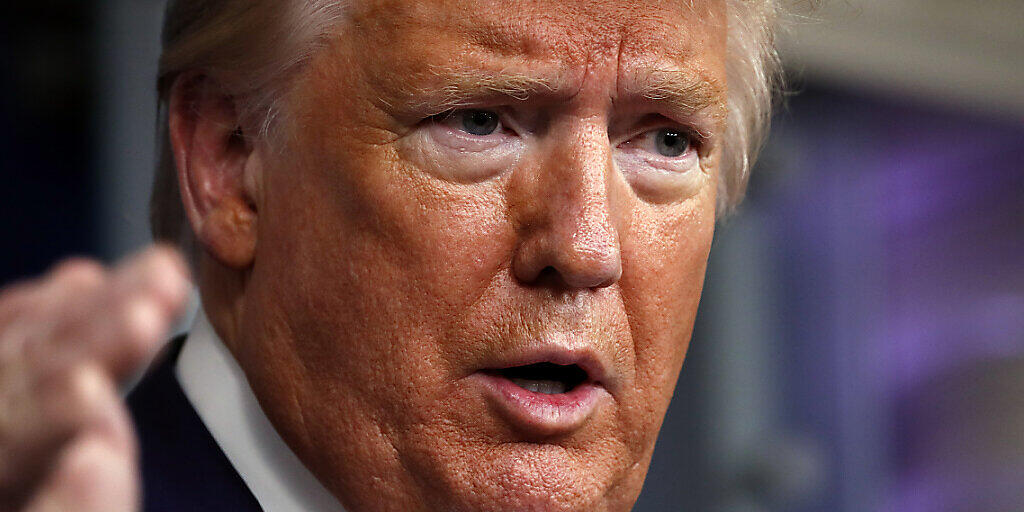 Nach der stark steigenden Zahl von Toten wegen der Coronakrise will US-Präsident Donald Trump das Virus an allen Fronten angreifen. (Archivbild)