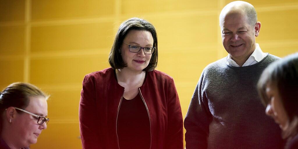 Das neue Führungsduo der SPD, Andrea Nahles und Olaf Scholz, bei der Stimmauszählung nach dem Mitgliedervotum über die Groko.