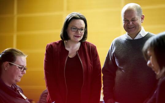 Das neue Führungsduo der SPD, Andrea Nahles und Olaf Scholz, bei der Stimmauszählung nach dem Mitgliedervotum über die Groko.