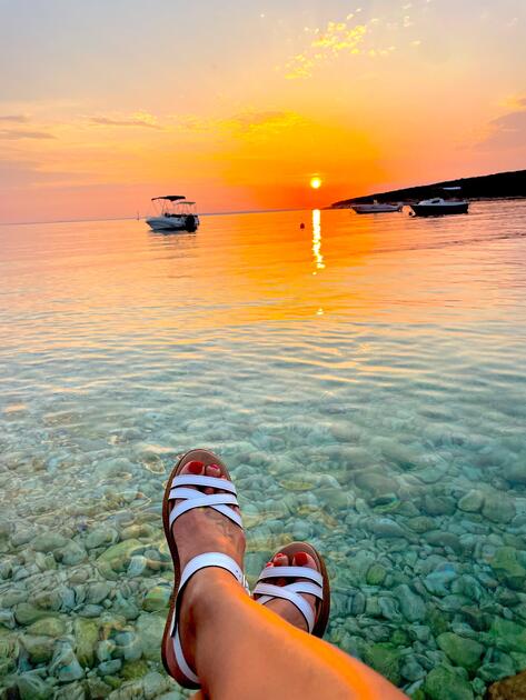 Am Strand sitzen und einfach den wunderschönen, malerischen Sonnenuntergang geniessen.