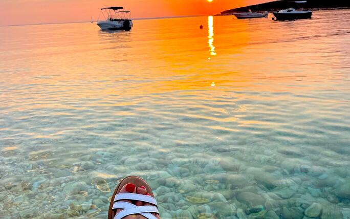 Am Strand sitzen und einfach den wunderschönen, malerischen Sonnenuntergang geniessen.