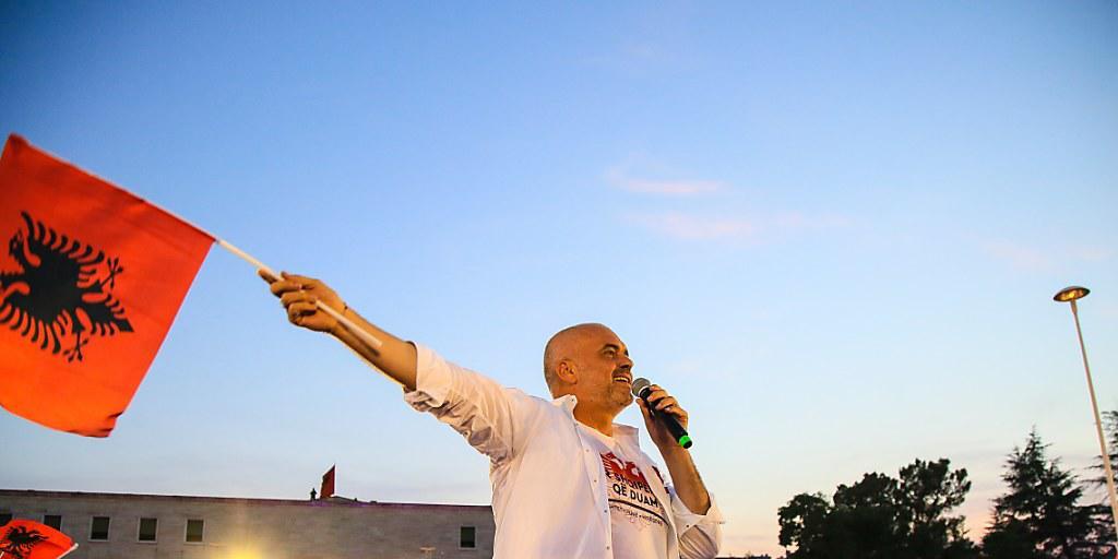 Die Sozialisten unter Regierungschef Edi Rama (rechts) haben die Parlamentswahl in Albanien gewonnen.