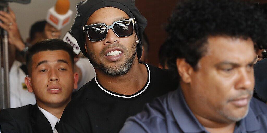 Ronaldinho und Roberto Assis (rechts) wurden in Paraguay verhaftet Ronaldinho und Roberto Assis (rechts) wurden in Paraguay verhaftet