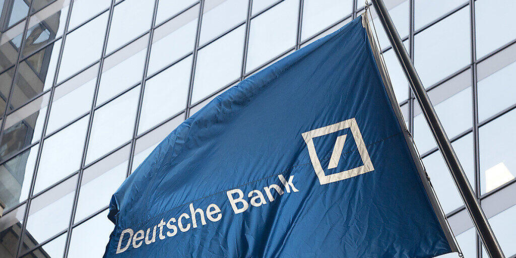 Flagge der Deutschen Bank vor deren Büros an der New Yorker Wall Street. (Archivbild)