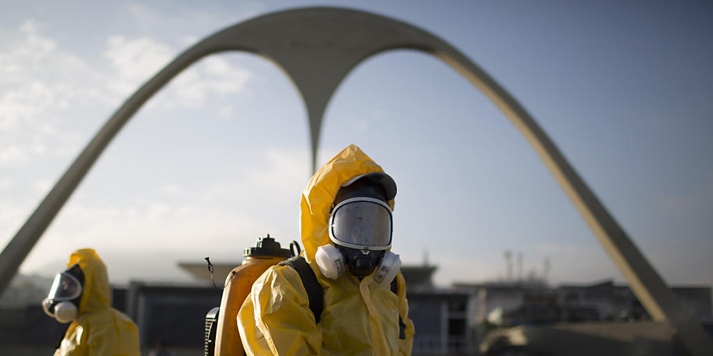 Mitarbeiter des Gesundheitsministeriums versprühen in Rio de Janeiro Insektizid zur Bekämpfung der Mücke, welche das Zika-Virus überträgt.