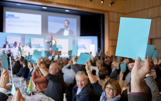 Höheres Rentenalter und tiefere Renten in der zweiten Säule: Die Delegierten der FDP beschlossen am Samstag in Flawil eine Resolution zur Altersvorsorge.