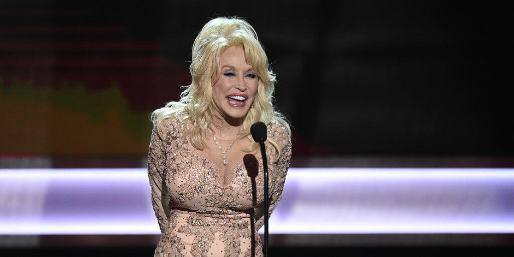 Am Freitag veröffentlicht Country-Sängerin Dolly Parton "Dumplin'" - den reichhaltigen Soundtrack zum gleichnamigen Netflix-Film. (Archivbild) Am Freitag veröffentlicht Country-Sängerin Dolly Parton "Dumplin'" - den reichhaltigen Soundtrack zum gleichnamigen Netflix-Film. (Archivbild)