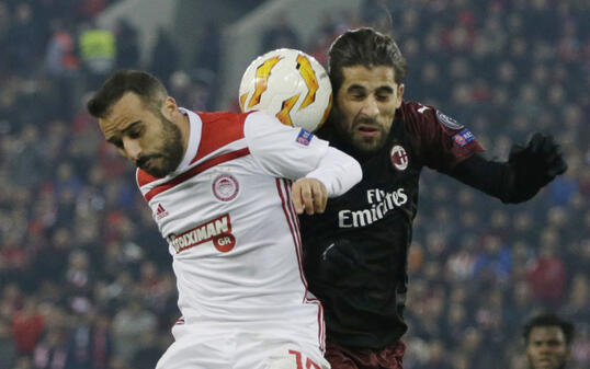 Milans Ricardo Rodriguez im Zweikampf mit Olympiakos-Spieler Gianni Fetfatzidis