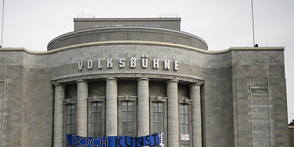 Aktivisten besetzen seit Freitag die Volksbühne in Berlin.