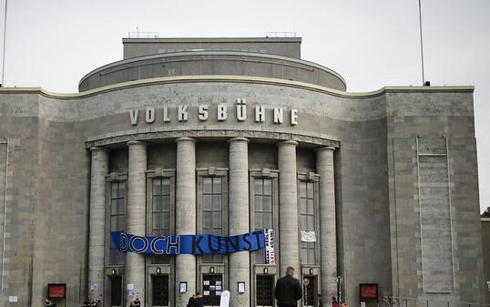 Aktivisten besetzen seit Freitag die Volksbühne in Berlin.