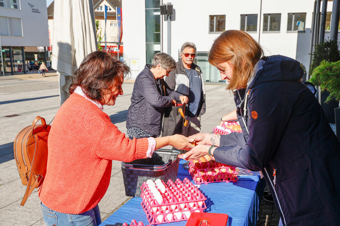 Karfreitagseierverkauf auf dem Dorfplatz von Eschen