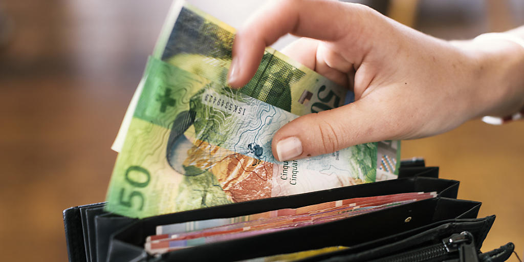 Den Angestellten der Schweiz blieb im vergangenen Jahr 1,1 Prozent mehr im Portemonnaie. Die Löhne stiegen um 0,7 Prozent. (Symbolbild)
