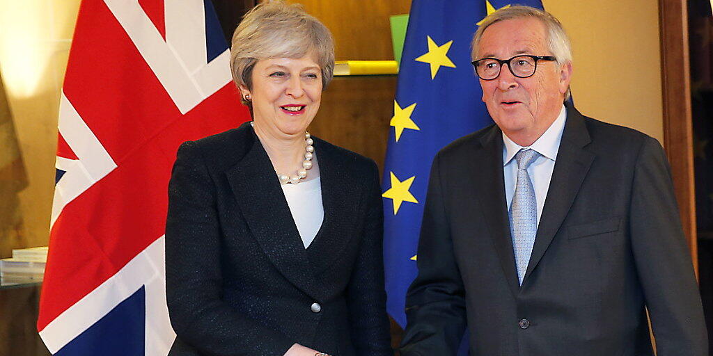 Die britische Regierungschefin May hat sich am Montagabend zu Last-Minute-Gesprächen mit EU-Kommissionschef Jean-Claude Juncker in Strassburg getroffen.