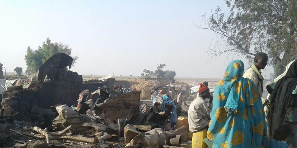 Das Foto von MSF zeigt das vom Angriff verwüstete Lager. Rund 50 Menschen starben durch das Bombardement.