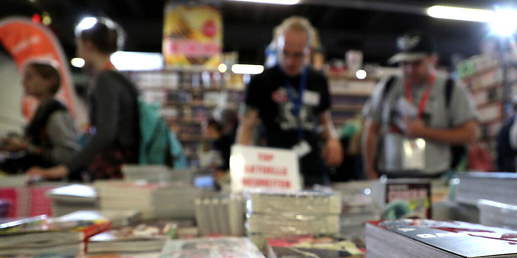 Die Frankfurter Buchmesse wurde am ersten Publikumstag am Samstag von Besucherinnen und Besuchern überrannt.