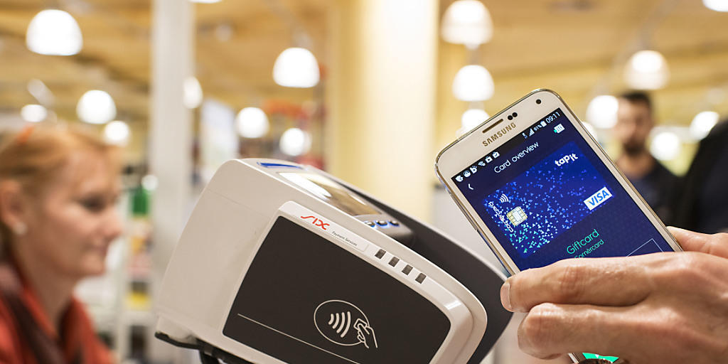 An der Migros-Kasse kann mit dem Handy bezahlt werden. Anders als mit dem ab Sommer 2016 von der Swisscom nicht mehr unterstützten Tapit-App erfolgt die Zahlung nicht über NFC, sondern mit einem Barcode. (Archivbild)