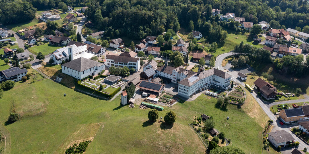 230718 Schellenberg Luftaufnahme - Kloster Schwestern vom Kostbaren Blut - rauenkloster &laquo;Mater misericordiae&raquo; (Mutter der Barmherzigkeit). - Sommer - DJI