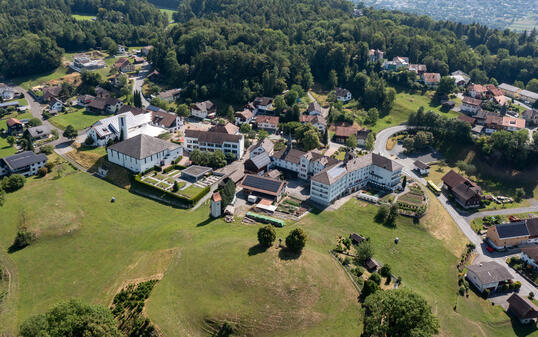 230718 Schellenberg Luftaufnahme - Kloster Schwestern vom Kostbaren Blut - rauenkloster &laquo;Mater misericordiae&raquo; (Mutter der Barmherzigkeit). - Sommer - DJI