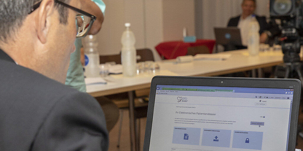 Der baselstädtische Gesundheitsdirektor Lukas Engelberger präsentierte das neue elektronische Patientendossier EPD, das sein Kanton am Mittwoch scharf stellte, gleich mit seinem eigenen e-Dossier vor den Medien.