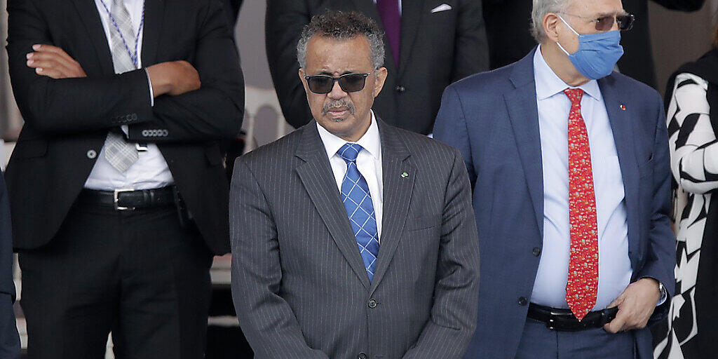 Tedros Adhanom Ghebreyesus (M), Generaldirektor der Weltgesundheitsorganisation (WHO), nimmt an einer Militärfeier teil. Die traditionelle Militärparade auf der Prachtstraße Champs-Élysées fällt wegen der Corona-Krise aus. Stattdessen wird es eine militärische Feier auf der Place de la Concorde geben. E Foto: Christophe Ena/AP/dpa