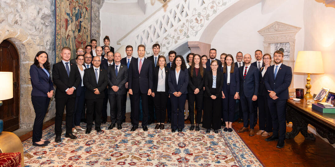 Die Stagiaires des schweizerischen diplomatischen und konsularischen Dienstes sowie der Entwicklungszusammenarbeit wurden von S.D. Erbprinz Alois von und zu Liechtenstein auf Schloss Vaduz empfangen.
