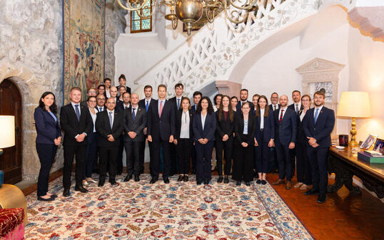 Die Stagiaires des schweizerischen diplomatischen und konsularischen Dienstes sowie der Entwicklungszusammenarbeit wurden von S.D. Erbprinz Alois von und zu Liechtenstein auf Schloss Vaduz empfangen.