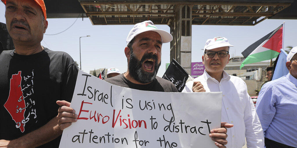 "Israel benutzt EuroVision, um vom Verbrechen der Nakba abzulenken" steht auf einem Plakat, mit dem Palästinenser an ihrem Tag der Katastrophe (Nakba) gegen den Eurovision Song Contest in Tel Aviv demonstrieren.