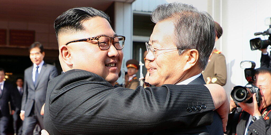 Überraschend hat sich Nordkoreas Machthaber Kim Jong Un (links) zum zweiten Mal innerhalb weniger Wochen mit dem südkoreanischen Präsidenten Moon Jae In getroffen.