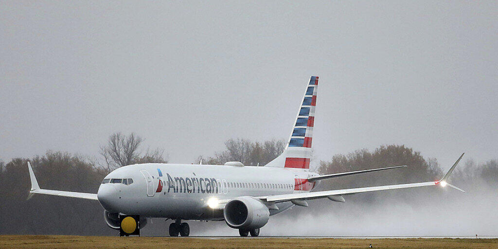 Am Mittwoch (Ortszeit) ist erstmals offiziell wieder eine Boeing 737 Max gestartet, nachdem die Flugzeugserie wegen Abstürzen mit einem Flugverbot belegt worden war. Am Mittwoch (Ortszeit) ist erstmals offiziell wieder eine Boeing 737 Max gestartet, nachdem die Flugzeugserie wegen Abstürzen mit einem Flugverbot belegt worden war.