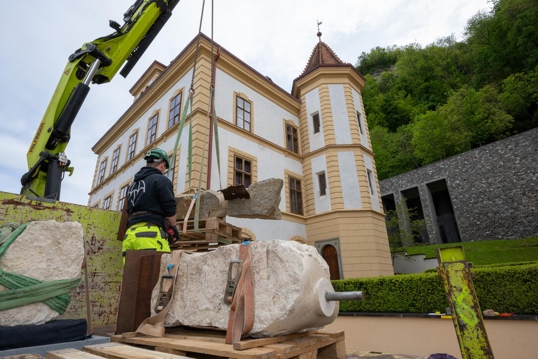 Aufbau der Skulpturen der Bad Ragartz in Vaduz (26.04.2024)