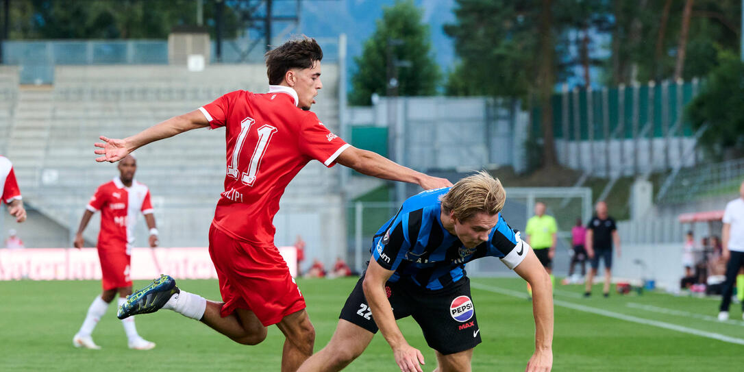 Lutfi Dalipis (l.) brachte mit seinem Sololauf den FC Vaduz wieder zurück in die Parte.