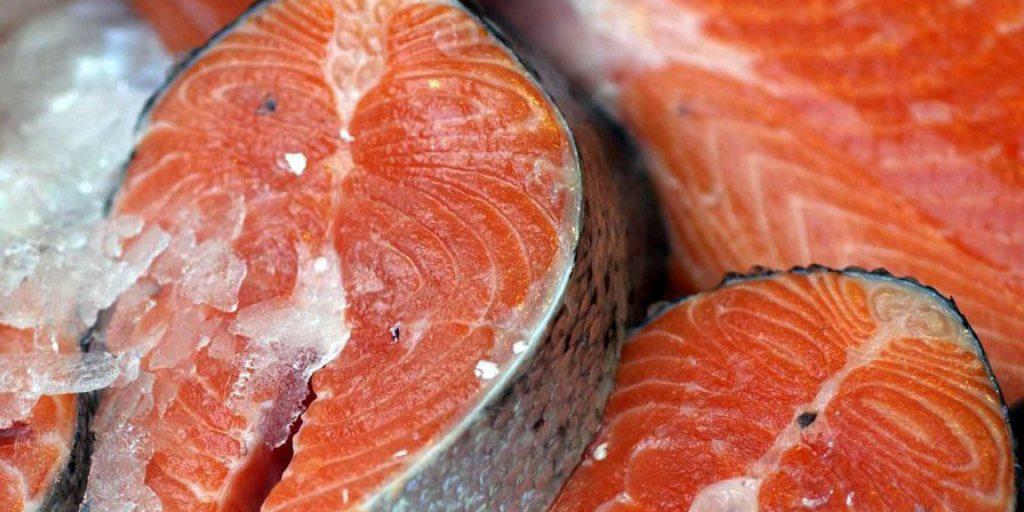 Beliebter Speisefisch: Lachstranchen auf einem Fischmarkt. (Archiv) Beliebter Speisefisch: Lachstranchen auf einem Fischmarkt. (Archiv)
