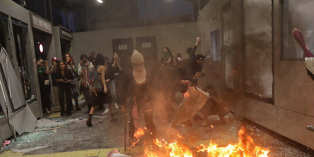 Ein Protestmarsch gegen Gewalt an Frauen in Mexiko-Stadt artete am Freitagabend aus.